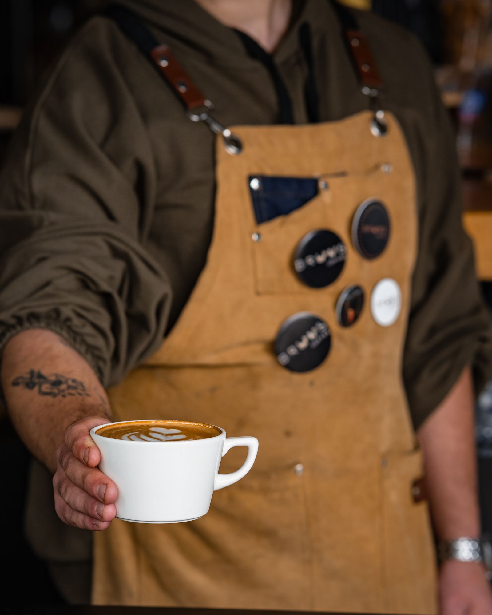 Barista mang latte ra bàn